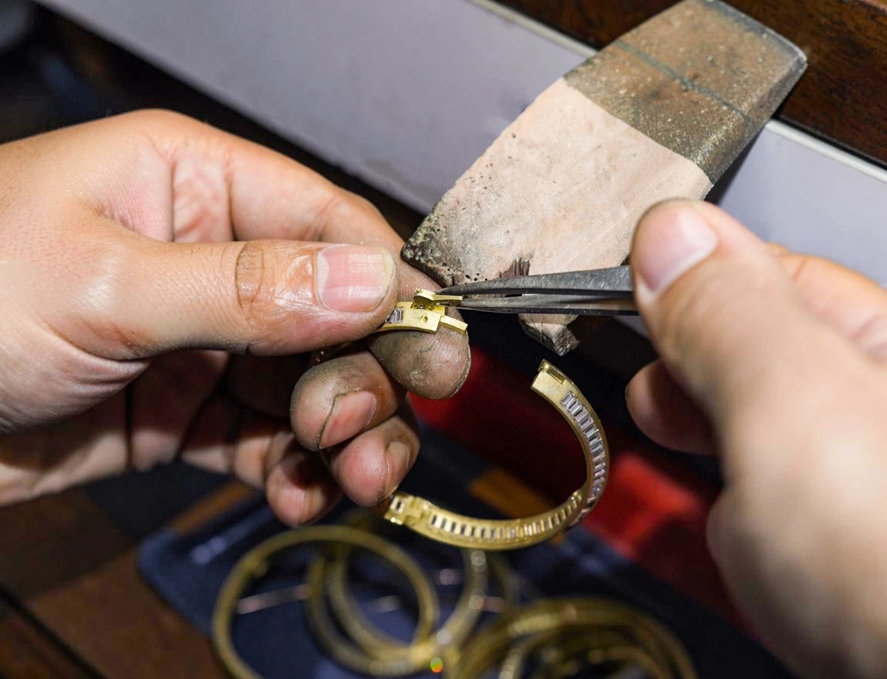 Box clasp installation on a bracelet during jewelry manufacturing